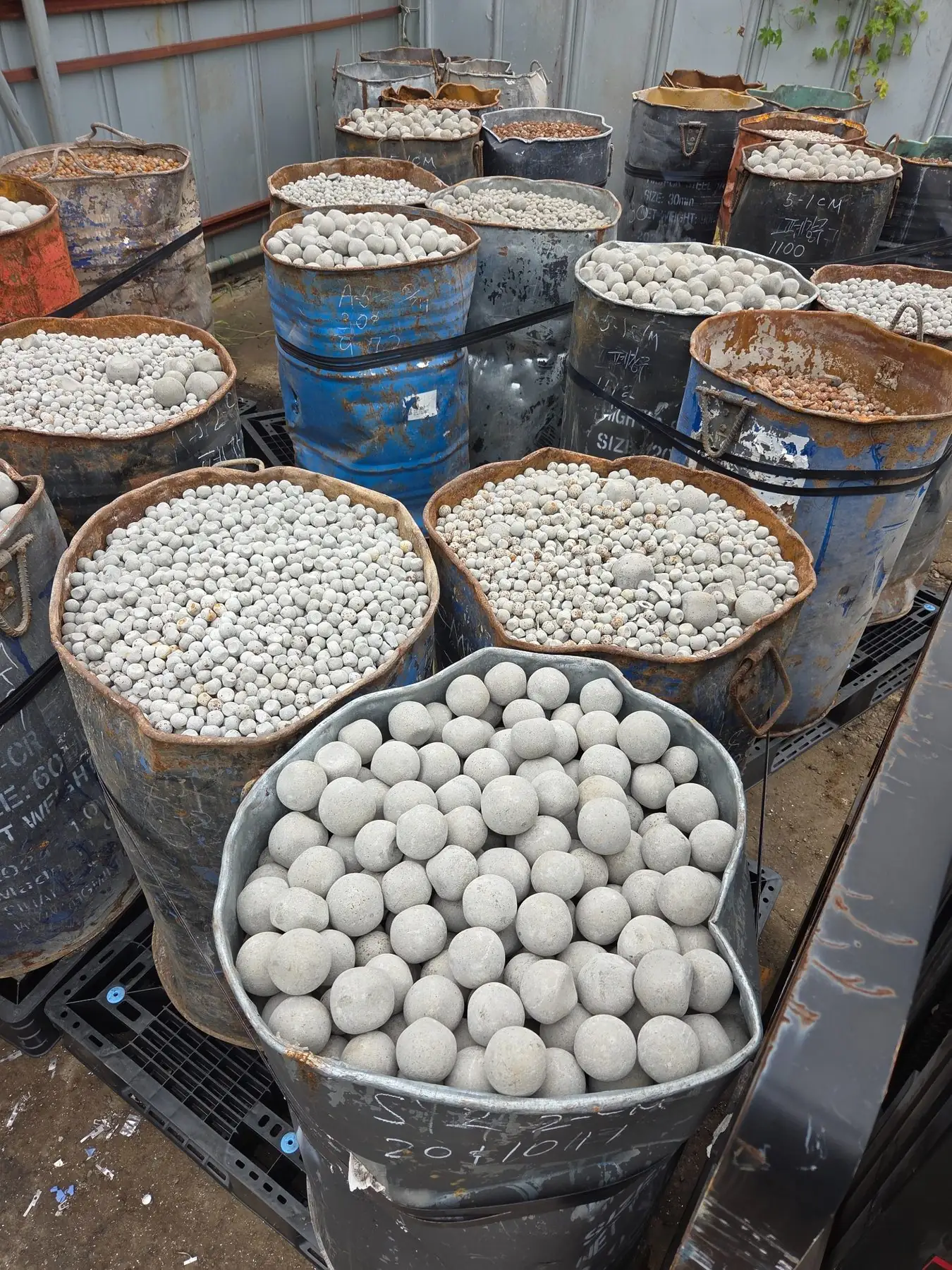 View sourcing requirements: Used high-chrome grinding media